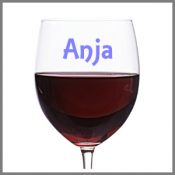 Vinglas og glas med navn og figurer til festen Anja
